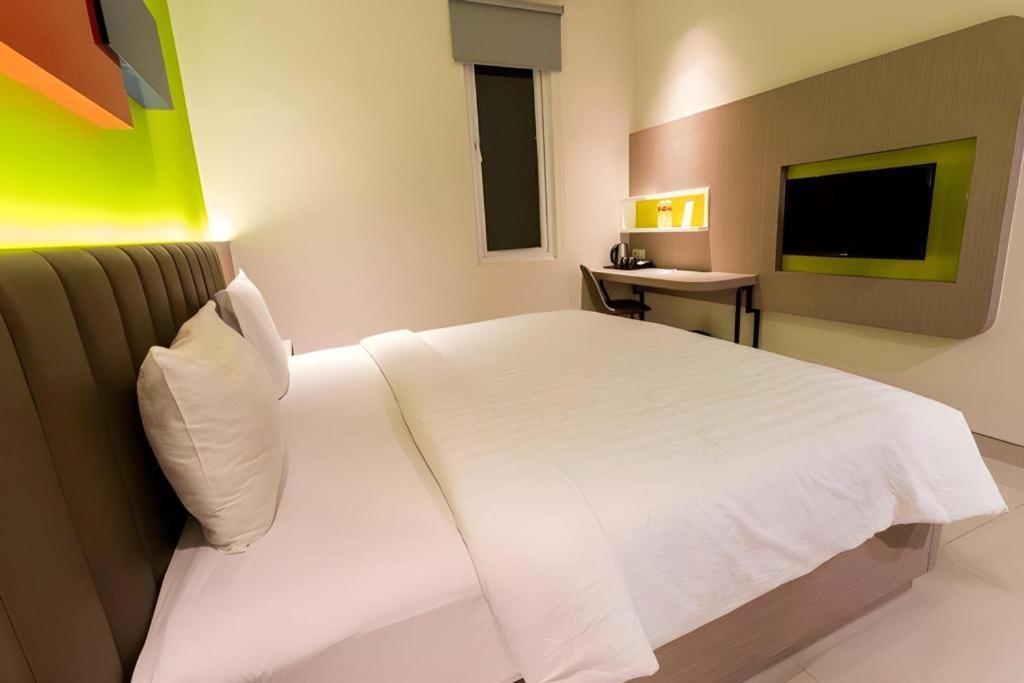 Zoom Dharmahusada Hotel Surabaya Esterno foto