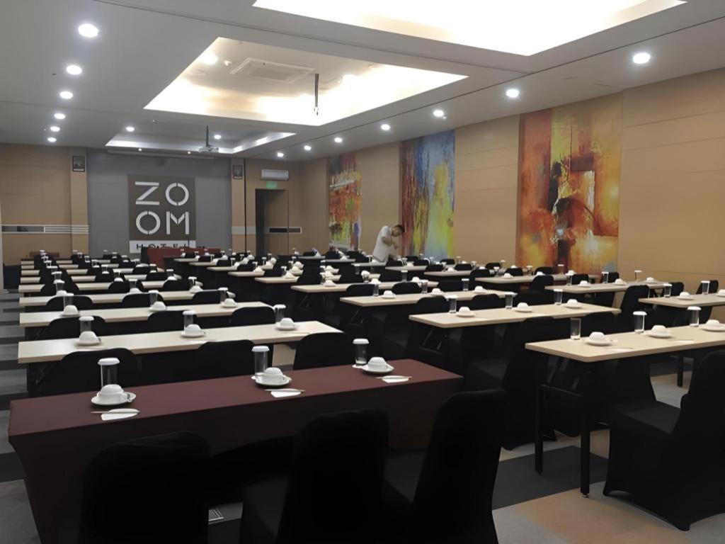 Zoom Dharmahusada Hotel Surabaya Esterno foto