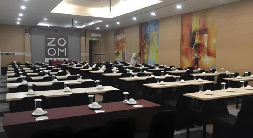 Zoom Dharmahusada Hotel Surabaya Esterno foto