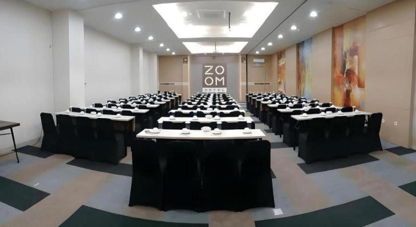 Zoom Dharmahusada Hotel Surabaya Esterno foto
