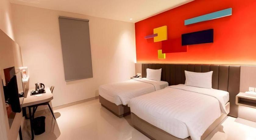 Zoom Dharmahusada Hotel Surabaya Esterno foto